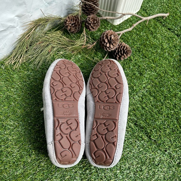 UGG🍁🍂 Ansley Water Resistant Slipper Light Grey Suede
Women size 7 gently used - Picture 16 of 16